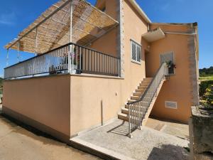 Un escalier et un balcon sont à votre disposition. dans l'établissement Apartment Željković, à Korčula