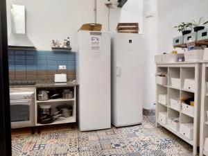 Eldhús eða eldhúskrókur á Lua Lua Hostel Las Palmas