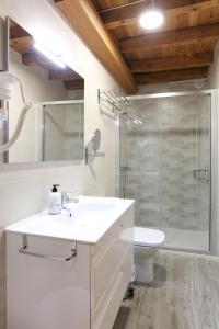 Koupelna v ubytování Apartamentos turísticos Ribera Natura + 38 fotografií