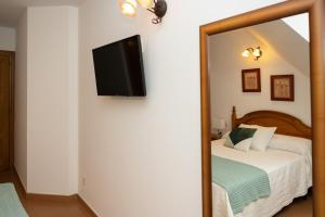 Łóżko lub łóżka w pokoju w obiekcie Apartamentos A Laxe