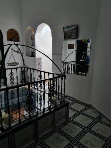 spiralne schody w pokoju z podłogą wyłożoną kafelkami w obiekcie Dar Rif Kebdani w mieście Tanger