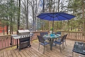Balkón nebo terasa v ubytování Deck and Fire Pit Cozy Pocono Mountain Home