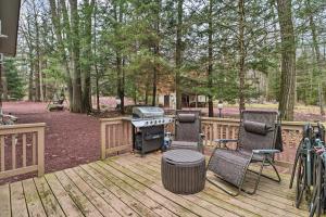Zahrada ubytování Deck and Fire Pit Cozy Pocono Mountain Home