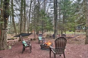 Zahrada ubytování Deck and Fire Pit Cozy Pocono Mountain Home