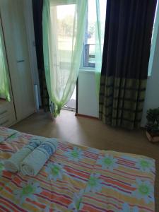ein Schlafzimmer mit einem Bett mit Handtüchern darauf in der Unterkunft VIP in Achtopol