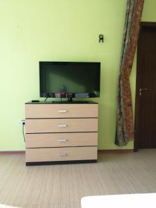 un téléviseur à écran plat posé sur une commode dans l'établissement VIP, à Ahtopol