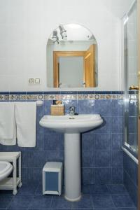 łazienka z umywalką i lustrem w obiekcie Apartamentos A Laxe w mieście O Grove +19 zdjęć