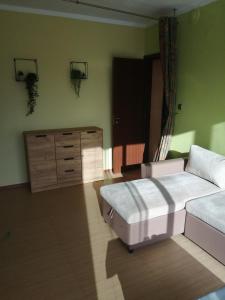 une chambre avec un lit et une commode dans l'établissement VIP, à Ahtopol