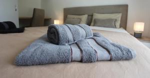 uma pilha de toalhas sentadas em cima de uma cama em Cozy one bedroom apartment in Tivat em Tivat
