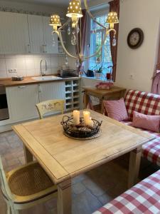 uma cozinha com uma mesa de madeira com velas em Ferienwohnung Fröhlich em Alken
