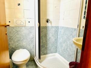 łazienka z prysznicem, toaletą i umywalką w obiekcie Green Guesthouse w Rzymie