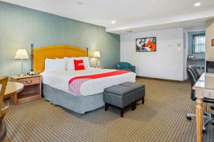 Кровать или кровати в номере First Canada Hotel Cornwall Hwy 401 ON