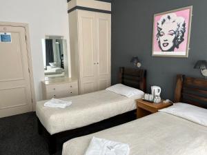 
a bedroom with a bed and a desk at Hotel Segantii in Blackpool
