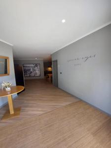 Habitación con mesa y pared blanca en River Eyes Suites en Vila Nova de Gaia