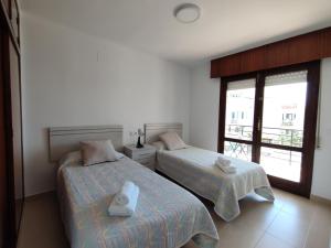 Un pat sau paturi într-o cameră la Benatorre Playa (Casa en primera línea de playa).