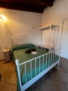 ヴァストにあるB&B Borgo la Marinaのベッドルーム(ベッド1台、鏡付)