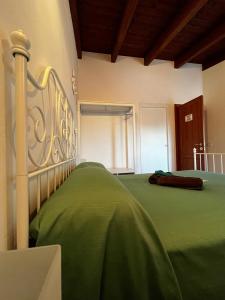 ヴァストにあるB&B Borgo la Marinaのベッドルーム1室(大型ベッド1台、緑のシーツ付)