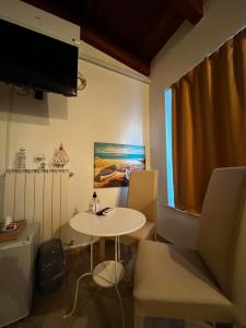 ヴァストにあるB&B Borgo la Marinaのテーブルとテレビ付きの小さな部屋