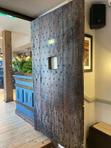 Μια τηλεόραση ή/και κέντρο ψυχαγωγίας στο Punch House Monmouth