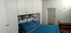 Un pat sau paturi într-o cameră la Il Sasso appartamento