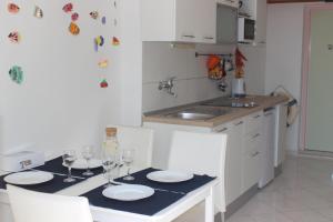 Kuchyň nebo kuchyňský kout v ubytování Apartments Blue Sea