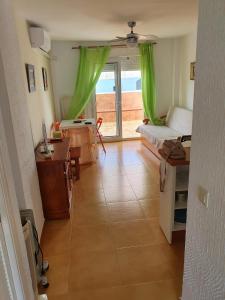 una camera con un letto e un tavolo di Apartamentos Vacacionales Atlanterra a Zahara de los Atunes