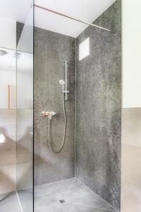 een badkamer met een douche en een glazen deur bij Ferienhaus Weitblick in Flachau