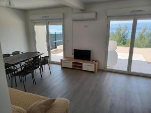 Televízia a/alebo spoločenská miestnosť v ubytovaní APARTMANI JELIĆ
