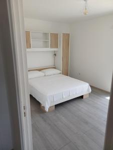 Posteľ alebo postele v izbe v ubytovaní APARTMANI JELIĆ + 9 fotografií