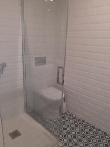 een badkamer met een toilet in een douchecabine bij São Bartolomeu Apartment 2 in Coimbra