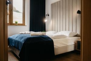 Postel nebo postele na pokoji v ubytování Rajskie Uroczysko Apartamenty Jacuzzi Sauna