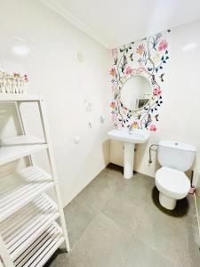 Vonios kambarys apgyvendinimo įstaigoje Villabett Caudiel está de moda