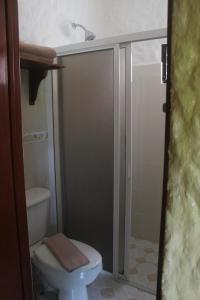 La salle de bains est pourvue de toilettes, d'un lavabo et d'une douche. dans l'établissement Hotel El Moro, à Puerto Morelos