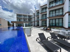 ein Schwimmbad vor einem Gebäude in der Unterkunft Hotel Puerto Libre in Cozumel