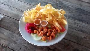 a plate of food with chips andinatedinatedinatedinatedinatedinatedinatedinatedinated at Hostal Rudy's Beach in Puerto Cortés
