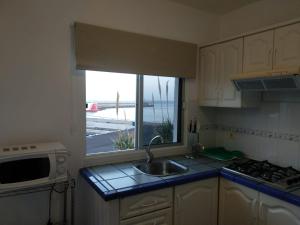 eine Küche mit einem Waschbecken und einem Fenster in der Unterkunft Apartamento puerto estaca 3 in Puerto de la Estaca