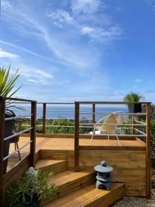 une terrasse en bois avec une chaise et une vue sur l'océan dans l'établissement Mobil Home superbe Vue Mer St Raphaël, à Saint-Raphaël