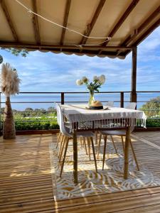 uma mesa com um vaso de flores no convés em Mobil Home superbe Vue Mer St Raphaël em Saint-Raphaël