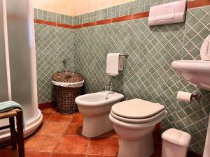 A bathroom at IL Rustico di Giò