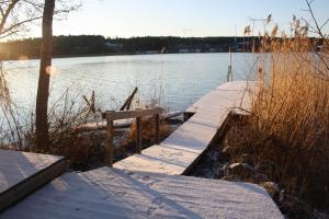 Erikssund的住宿－Erikssund，水体旁的积雪覆盖的码头