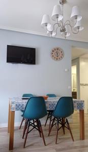 ログローニョにあるSerendipia Apartamentos 2のダイニングルームテーブル(椅子付)、壁掛け時計