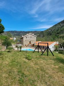 Blick auf ein Haus mit Pool und Haus in der Unterkunft Quinta de Leandres in Manteigas