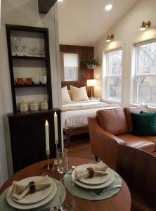 een woonkamer met een bank en een tafel bij Emerald Little Lodge in Elroy