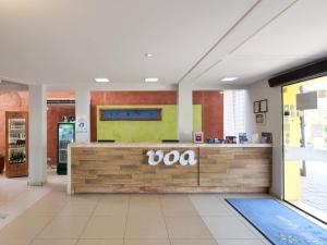 a restaurant with a counter in the middle of a building at VOA Hotel Paraíso das Águas Bonito in Bonito