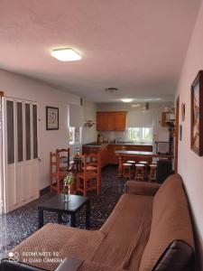 a living room and kitchen with a couch and a table at casa rural Aguarijo in Mocanal