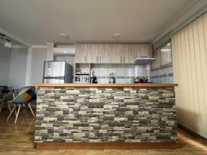 cocina con pared de ladrillo en una habitación en Residencial la Casa de Millan, en Rancagua