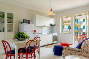une cuisine et un salon avec une table et des chaises dans l'établissement La Casa Di Stefe, à Giardini Naxos