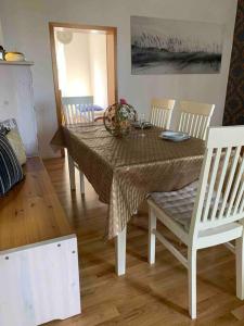 a dining room table with white chairs and a table and chairsktop at Mitten im Ruhrgebiet immer Willkommen, wlan , Netflix, Parking Free, 100m2 flat in Oberhausen