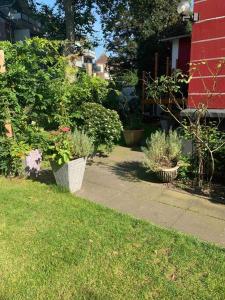 Een tuin van Mitten im Ruhrgebiet, Willkommen, good wlan , Netflix, Parking Free, 100m2 flat