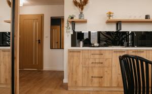 Kuchyň nebo kuchyňský kout v ubytování Rajskie Uroczysko Apartamenty Jacuzzi Sauna